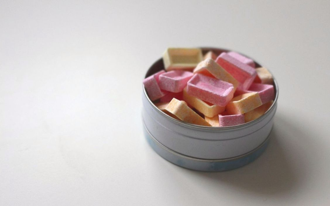 Un surtido de chocolates premium con decoración en relieve