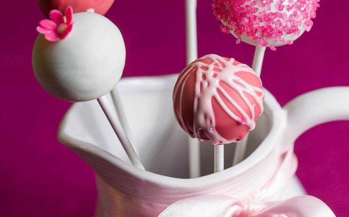 La entrada de la tienda en una esquina soleada con exhibición de chocolates y golosinas