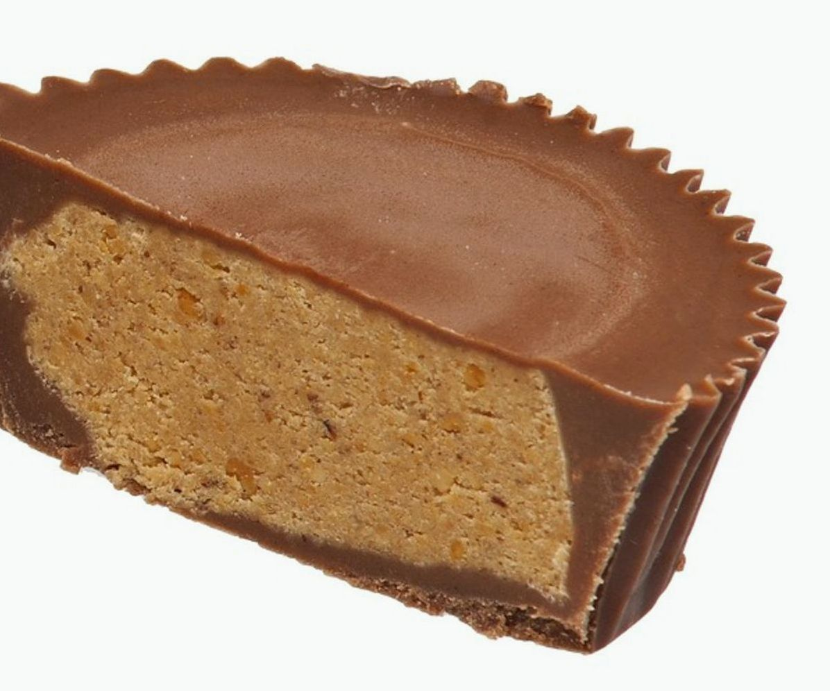 Vitrina rebosante de chocolates, bombones y golosinas artesanales